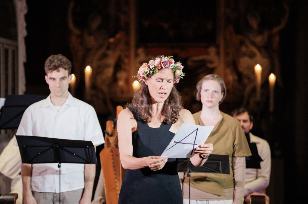 Schauspielerin Maria Anne Müller als Schnitterin. Der nächste Auftritt ist am 20.11.2024 im Alten Rathaus Leipzig. 2025 sind die Künstler u. a. in der Katharinenkirche Zwickau. © Uwe Winkler