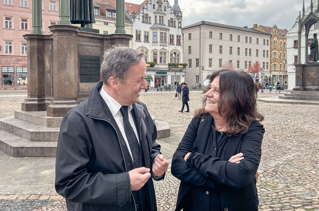 Bettina Röder und Willi Wild sprachen auf dem Wittenberger Marktplatz über ihre Ost-West- Erfahrungen. © H.-J. Röder