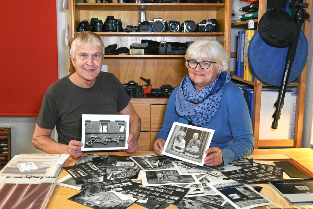 Ein Lebenswerk, das ausgezeichnet wird: Martina und Steffen Giersch zeigen in ihrem Dresdner Büro Schwarz-Weiß-Fotos, die er in der DDR und bis in die 90er Jahre aufgenommen hat. © Dietrich Flechtner