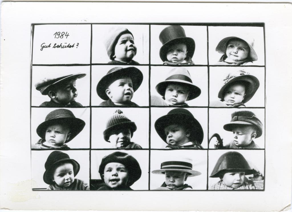 Kunstpostkarte »Gut behütet?« von 1984 mit dem Sohn von Familie Giersch, auch mit Stahlhelm. © Steffen Giersch