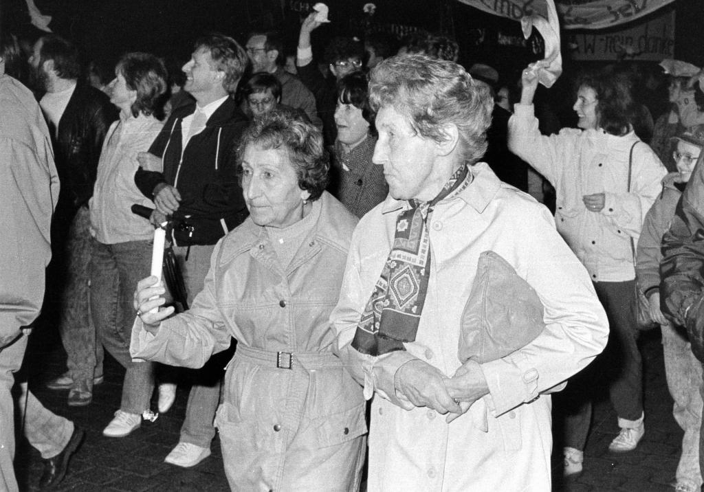 Demonstration im Herbst 1989 an der Kreuzkirche in Dresden. © Steffen Giersch