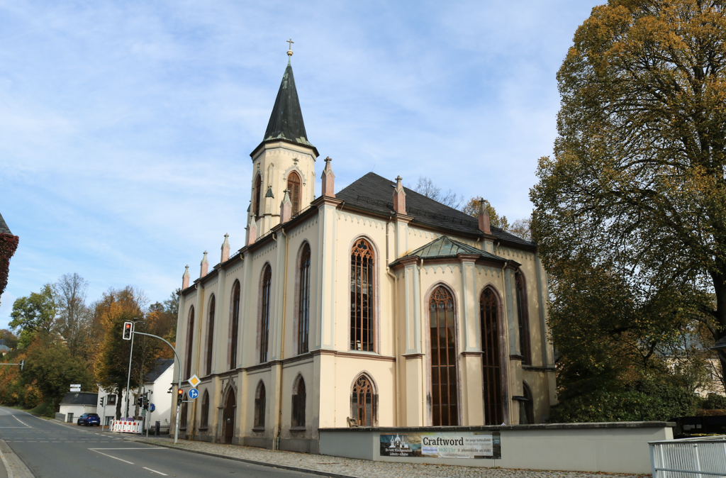 Die Hospitalkirche Lößnitz steht an der Bundesstraße 169. © Irmela Hennig