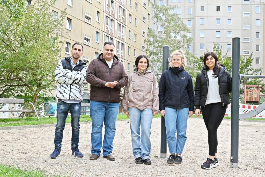 Mitarbeiter des Vereins Familienleben und Ehrenamtliche des Projektes »Familienleben e.V. Dresden Arbeit mit Kindern«. © Steffen Giersch