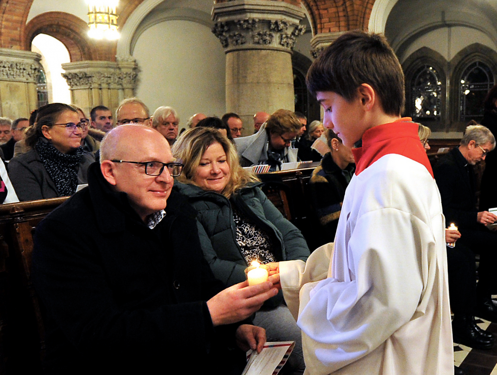 Im Gottesdienst erhielten Beteiligte des Kulturkirchenjahres ein Licht. © Sven Gleisberg