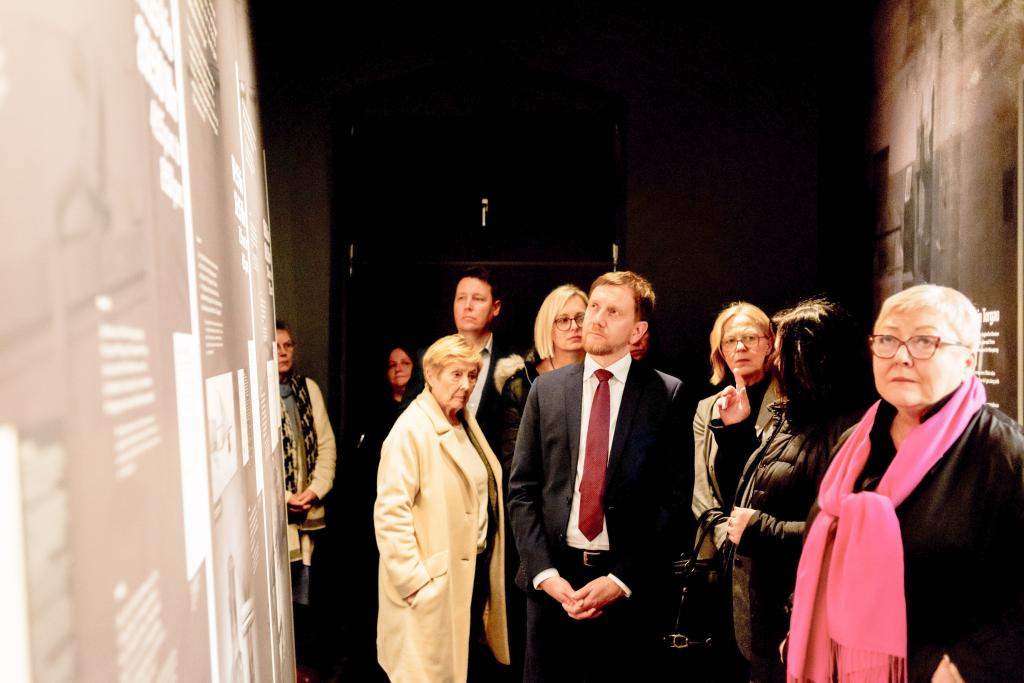 Ministerpräsident Michael Kretschmer (CDU) und SED-Opferbeauftragte Evelyn Zupke (r.) beim Rundgang in der neuen Dauerausstellung. © Dirk Brzoska