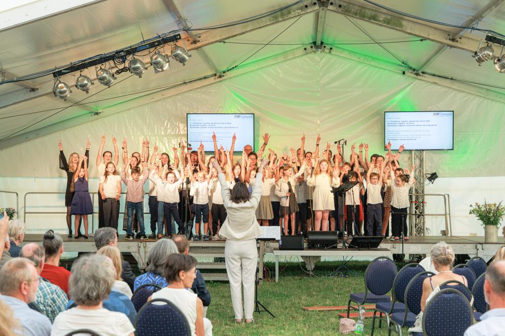 Große Freude bei den Schulkindern zur festlichen Eröffnung des neuen Schulgeländes AHF-Campus in Markkleeberg. © Uwe Winkler