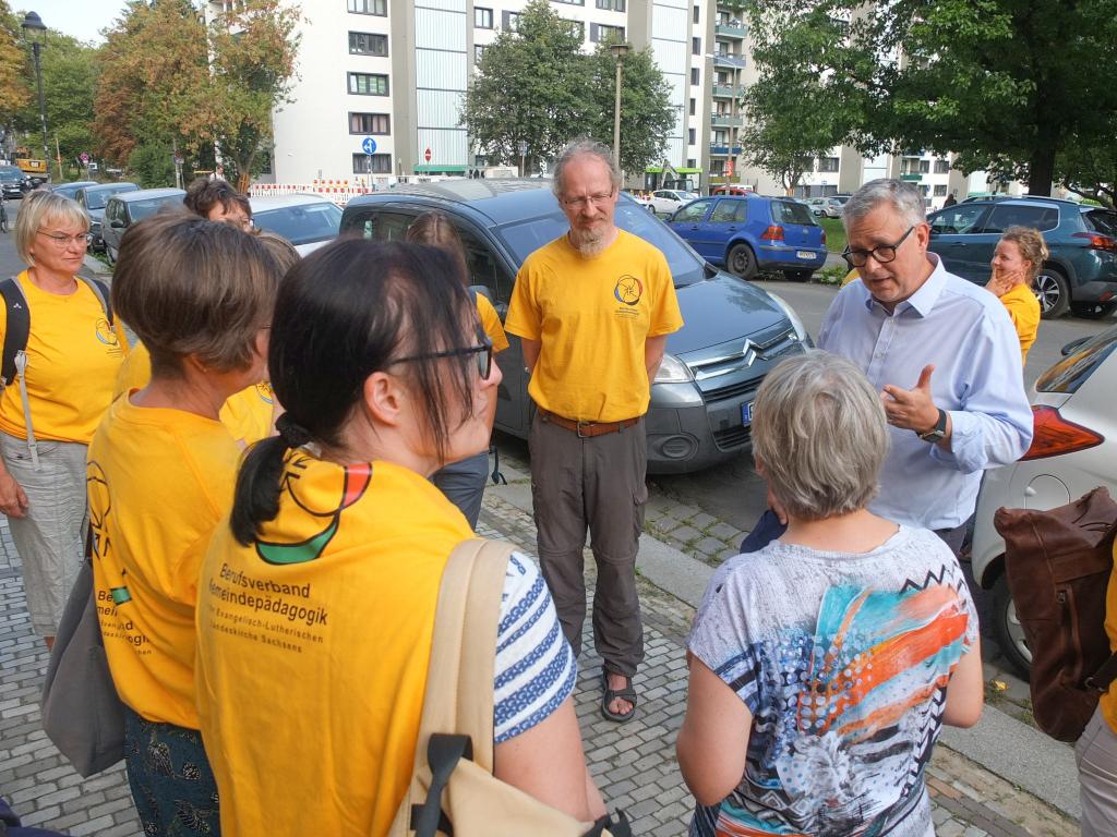 Demonstrierende Gemeindepädagogen sprechen vor dem Landeskirchenamt in Dresden mit Oberlandeskirchenrat Burkart Pilz (r.), dem zuständigen Dezernenten. © Tomas Gärtner