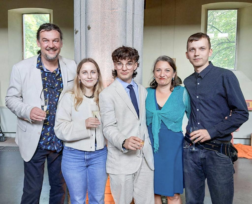 Sie haben die Lebenswende in der Jugendkirche Leipzig gefeiert: Niklas (M.) mit Eltern und Geschwistern. © privat