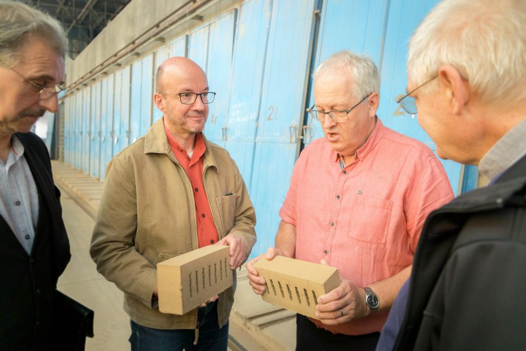 Einführung in das Ziegeleihandwerk durch den Betriebsleiter. © Walter Müller-Wähner/EVLKS