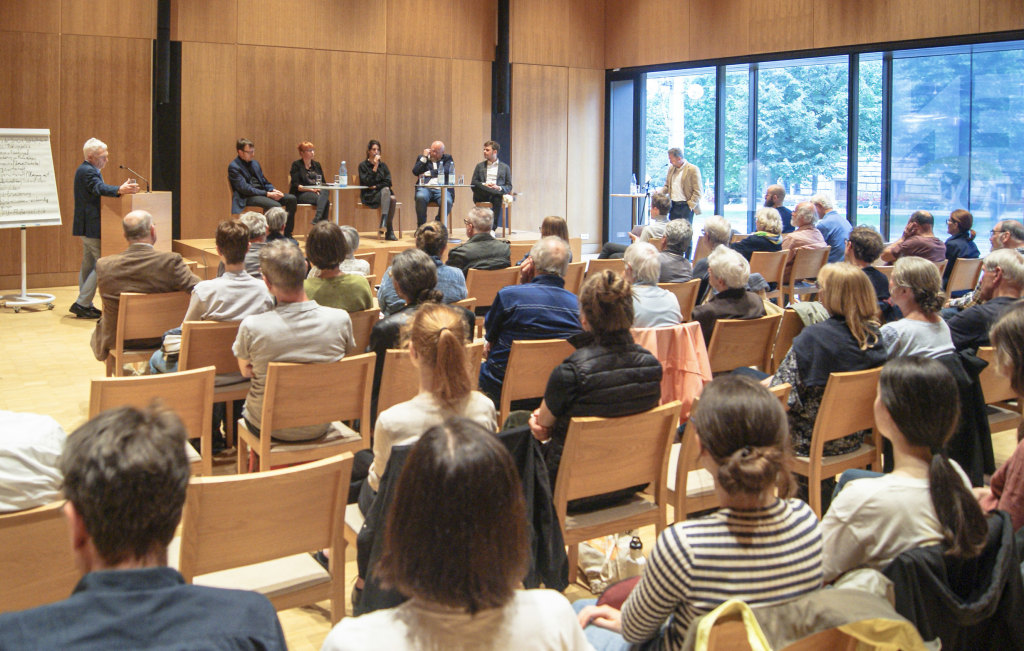 In der Propsteikirche Leipzig trugen beim »Wahlcheck« – hier zur Europawahl – Vertreter verschiedener Parteien ihre Positionen vor. © U. Naumann