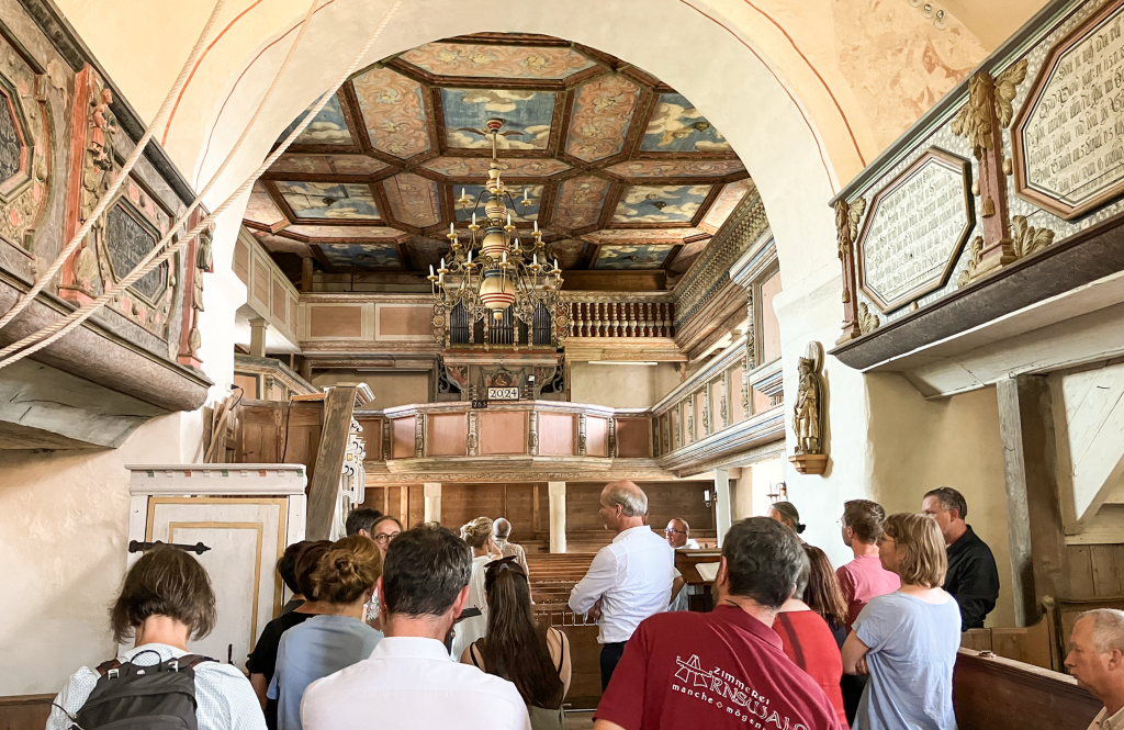 Besichtigung der Kirche Niederrossau: Im Rahmen des Projekts werden bauklimatische Faktoren im Zusammenhang mit den Holzbalkendecken und ihrem Umfeld wissenschaftlich untersucht. © LfD