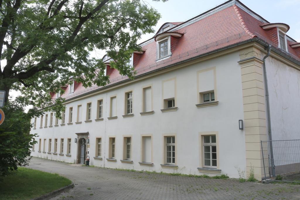 Das alte Glossener Schloss mit zwei Flügeln wird zum Demenzkompetenzzentrum. © Irmela Hennig