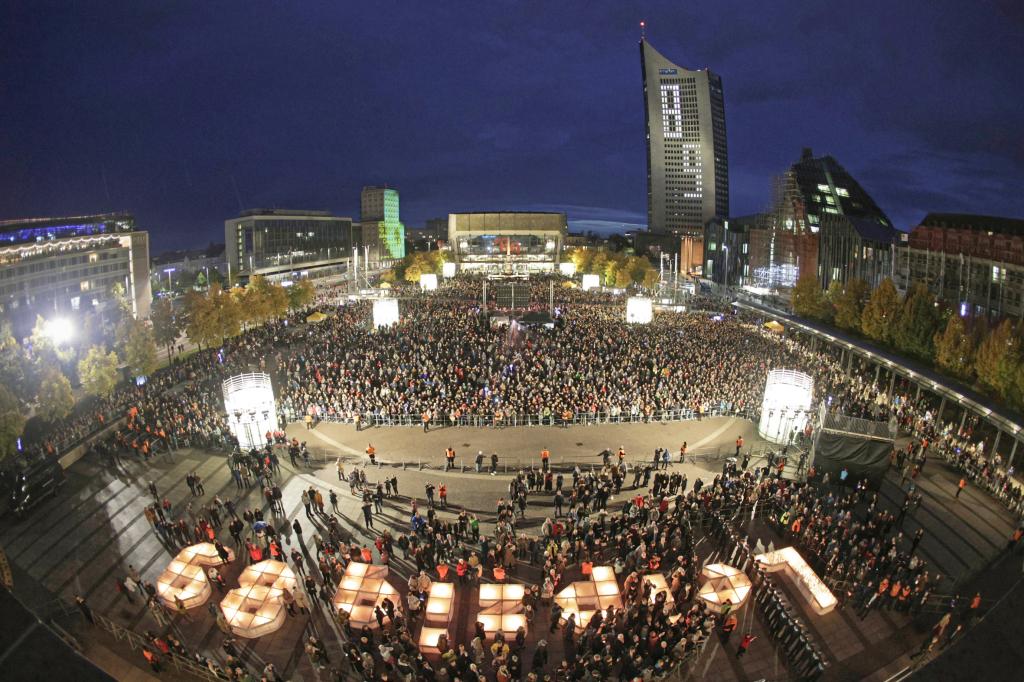 Der Augustusplatz in Leipzig leuchtete am Abend des 9. Oktober. Hier wurde das Lichtfest eröffnet, auf dem früheren Uni-Hochhaus leuchtete die 89. © PUNCTUM/Alexander Schmidt 