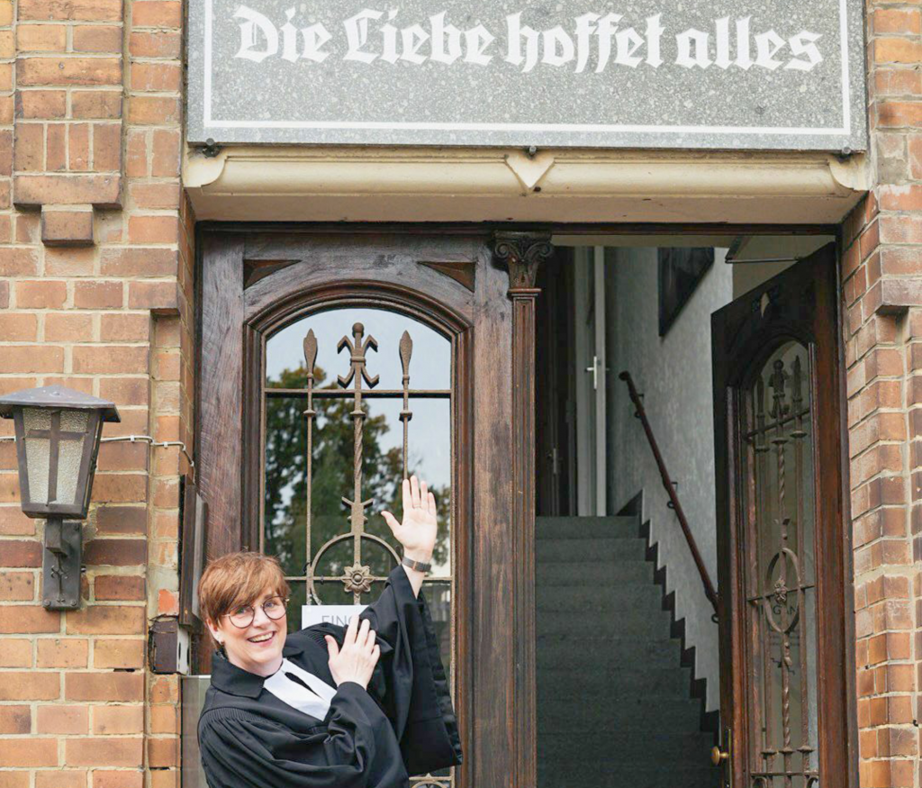 An der Borsdorfer Kirchentür lud Pfarrerin Cornelia Gramm am Sonntag zum Gottesdienst ein, in dem sie ordiniert wurde. © privat