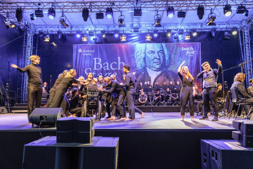 Bach für alle: Das Ensemble »Sign&Sing« führte zur Eröffnung des Bachfests Leipzig die Johannespassion mit Gebärdenübersetzung auf dem Markt auf. © U. Winkler