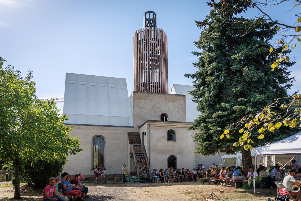 Am Cospudener See gelegen: Fahrradkirche Zöbigker © Uwe Winkler