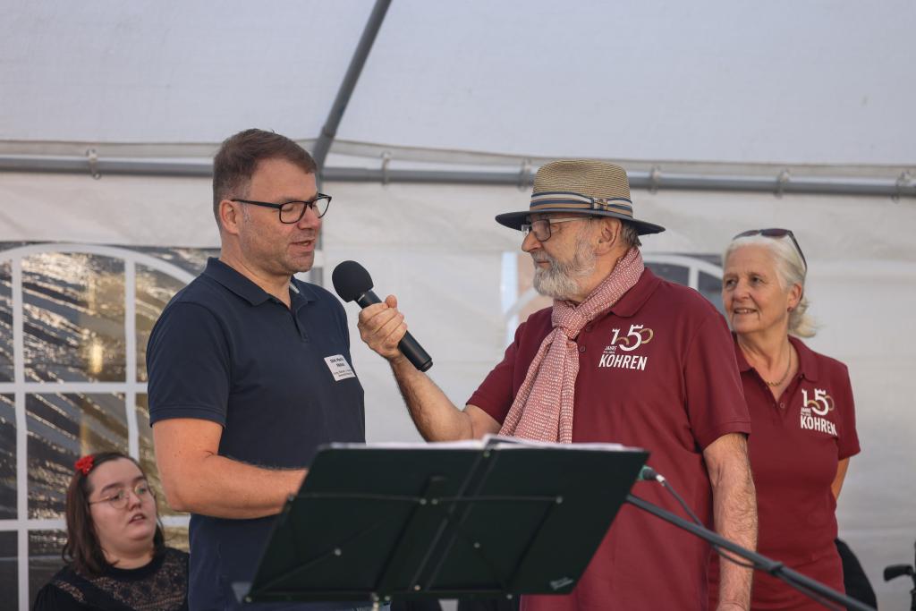 Dr. Dirk Martin Mütze (l.) berichtet zur Geschichte von Kohren-Sahlis. © Sächs. Landeskuratorium ländl. Raum