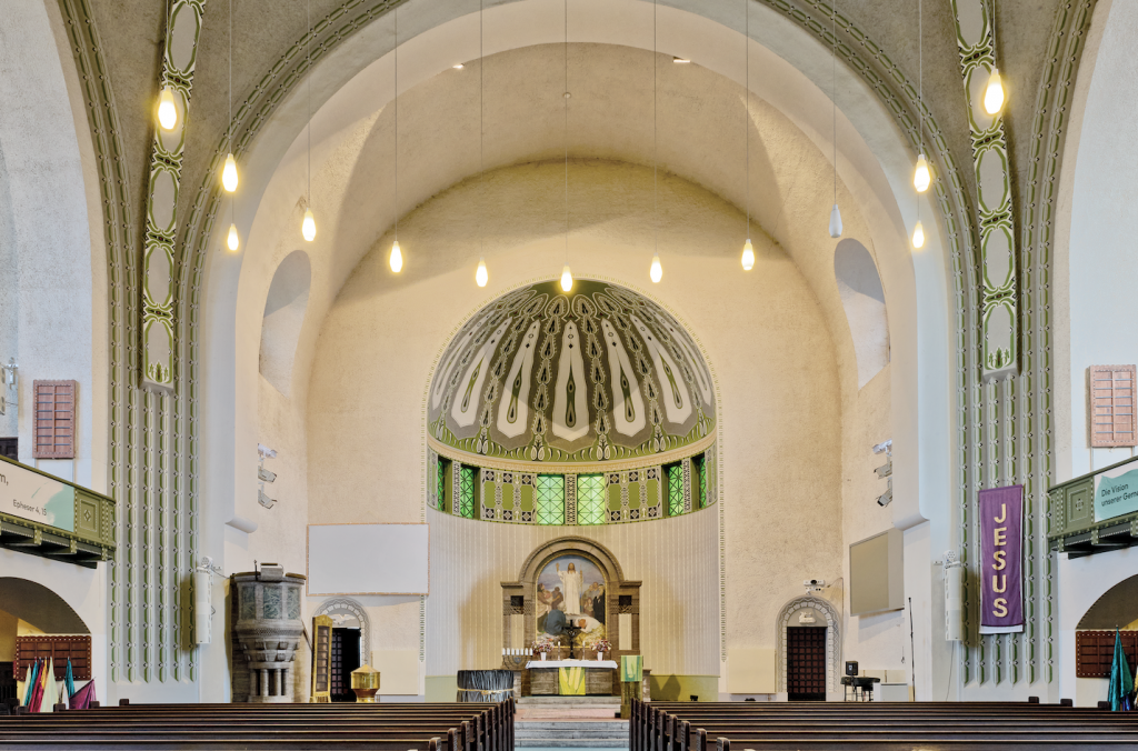 Blick in die Lutherkirche Chemnitz, die vom Jugendstil geprägt ist. Die Kirche ist Teil des neuen Buches »Schätze entdecken. Kleinode in Chemnitzer Kirchen«. © Kunstverlag Josef Fink, Lindenberg i. Allgäu/Carlo Böttger, Elsteraue