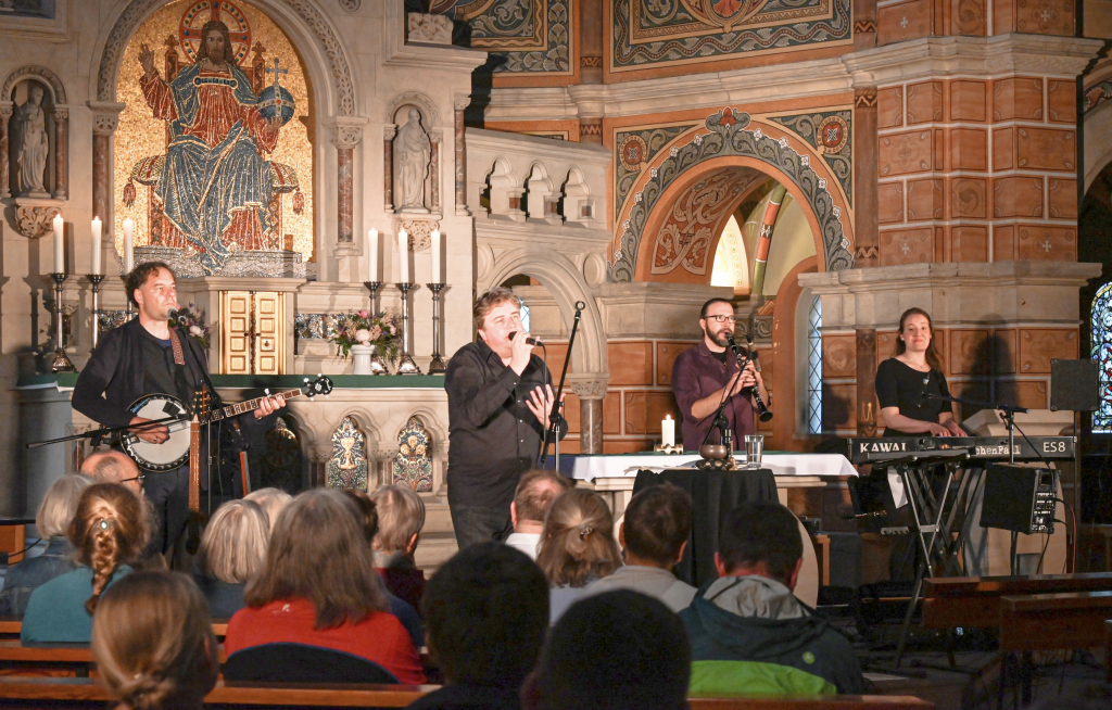 Die Lieder gehen ins Ohr, die Texte ins Herz: Die Band ZwischenFall beim Auftritt in der Dresdner Garnisonkirche. © Steffen Giersch