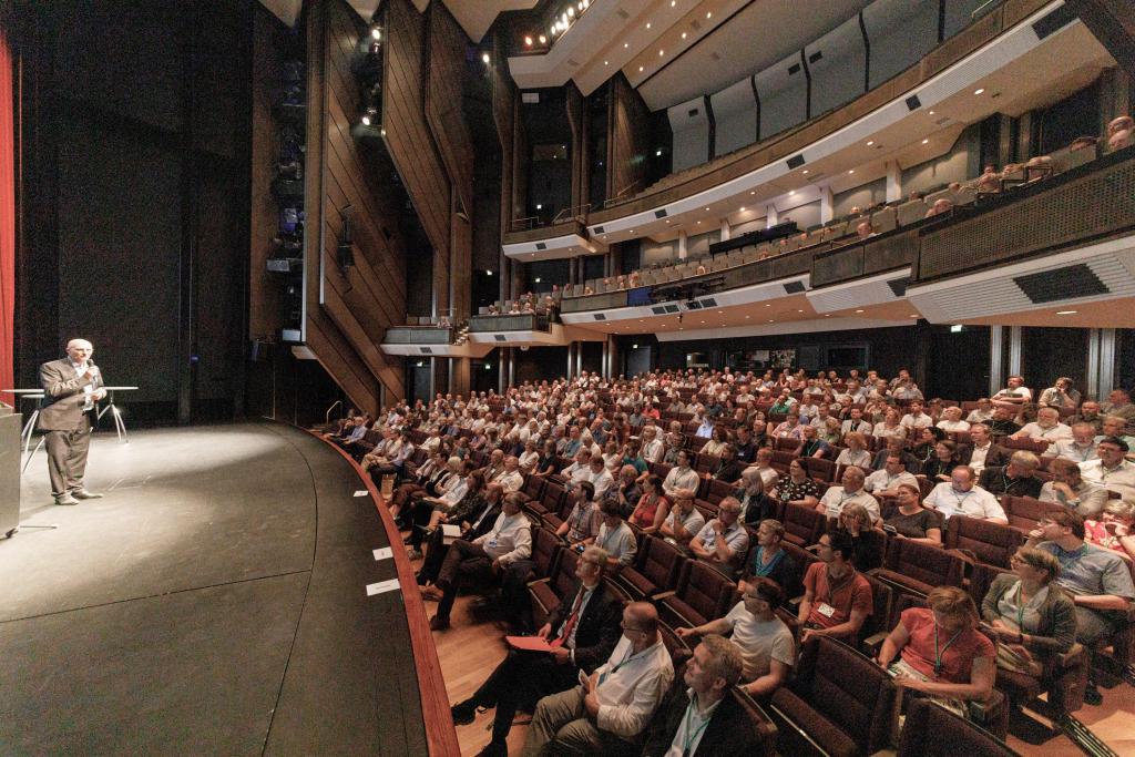 Bühne frei für das moderne Pfarramt: Hunderte sächsische Pfarrerinnen und Pfarrer diskutierten am 28. August im Chemnitzer Opernhaus über die Zukunft des Pfarrdienstes. © W. A. Müller-Wähner/evlks.de