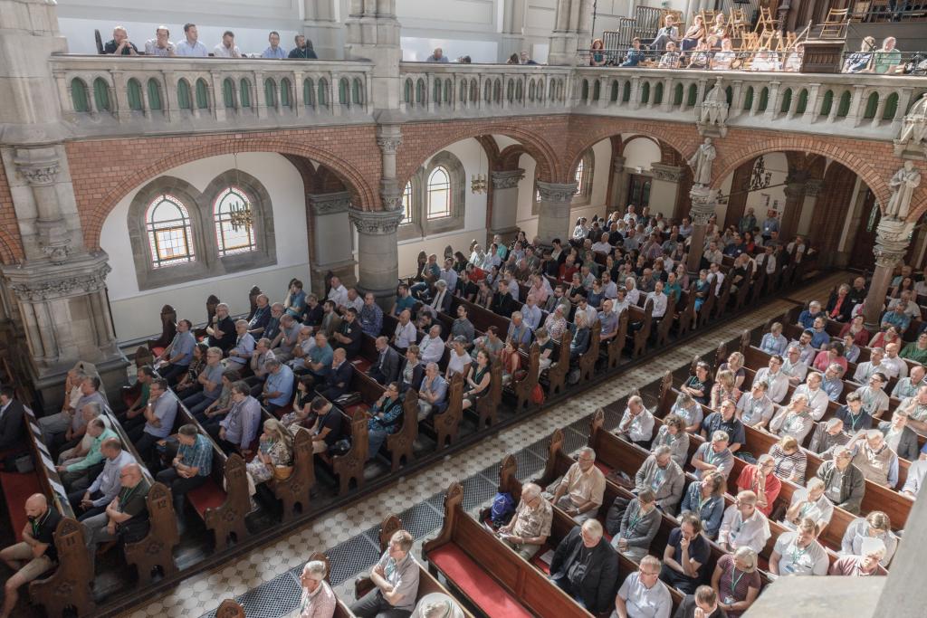 Volles Haus und voller Gesang: In der Kirche St. Petri in Chemnitz begann der Pfarrerinnen- und Pfarrertag mit einem Gottesdienst. © W. A. Müller-Wähner/evlks.de