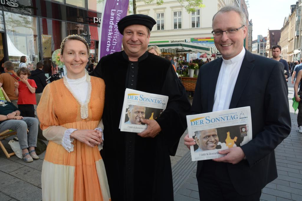 Landesbischof Carsten Rentzing kam am Stand der Evangelischen Verlagsanstalt Leipzig vorbei und schaute in den aktuellen SONNTAG.