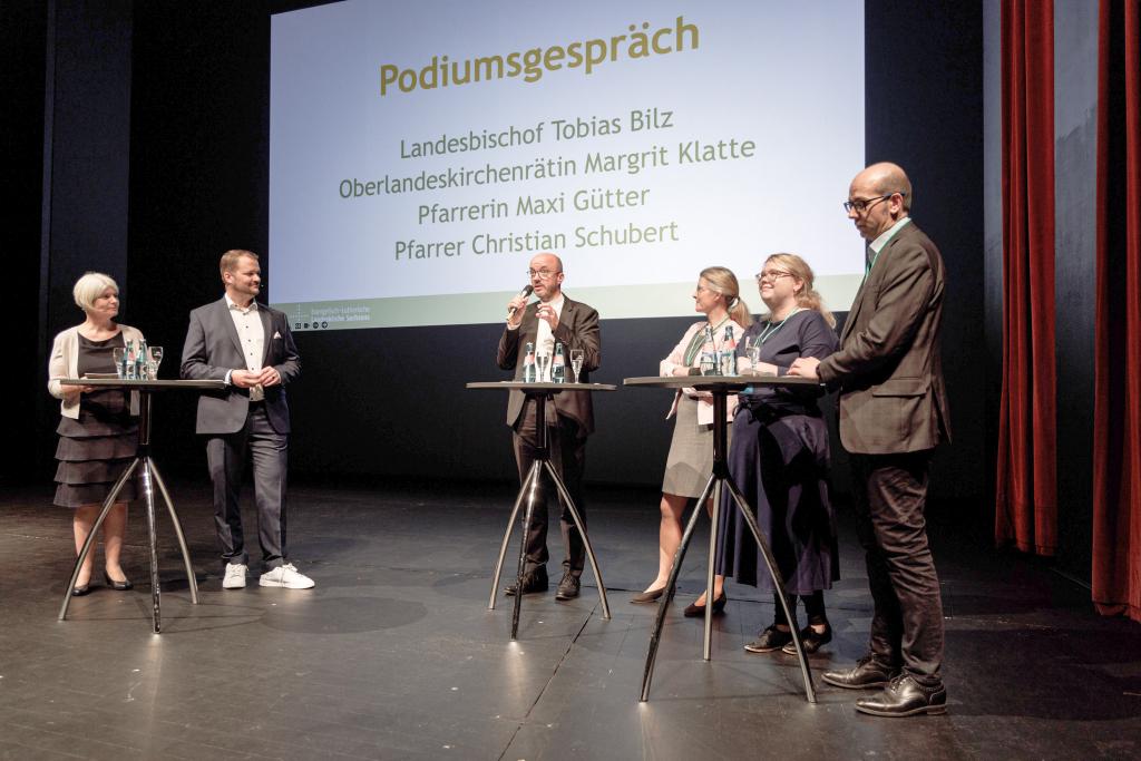 Podiumsgespräch (v. r.): Christian Schubert (Pfarrervertretung), Pfarrerin Maxi Gütter, Dezernentin Margrit Klatte und Landesbischof Tobias Bilz. © W. A. Müller-Wähner/evlks.de