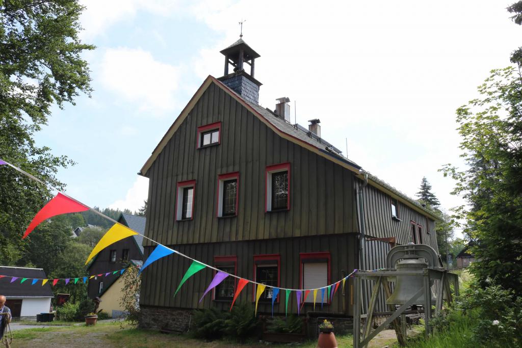 Neues Glockenmuseum: Der Turm mit dem „Glöckl“ auf der alten Schule in Tellerhäuser. Das Gebäude wurde bis 1968 als Schule genutzt. Foto: Irmela Hennig
