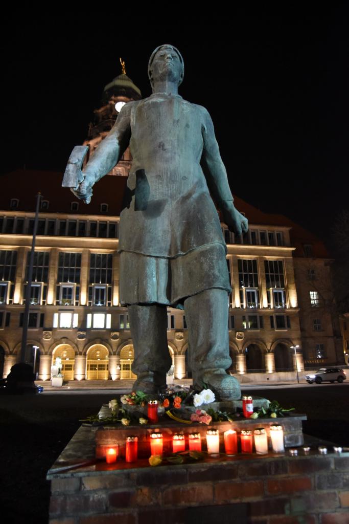 Denkmal der Trümmerfrau vor dem Rathaus