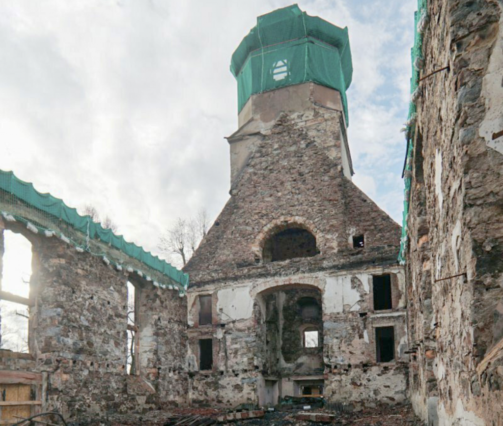 Das Kirchenschiff der im August 2023 abgebrannten Stadtkirche Großröhrsdorf ist mittlerweile vom Brandschutt beräumt und durch ein Notdach gesichert. © Johannes Hartmann