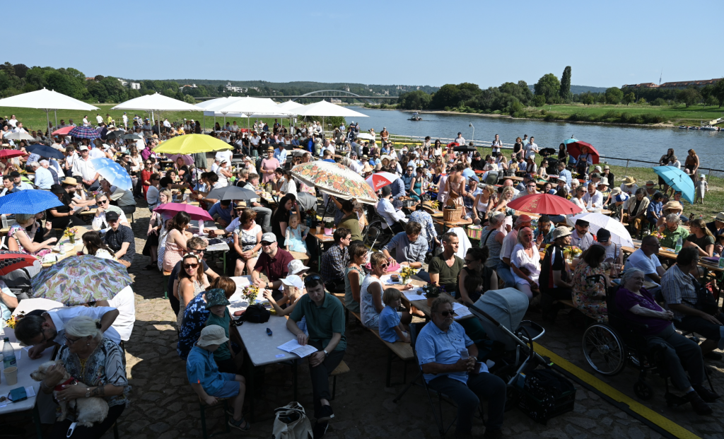 Die erstmals an der Elbe gegenüber des Diakonissenhaus abgehaltene Veranstaltung war ein großes Fest für die Täuflinge, ihre Familien und alle Besucherinnen und Besucher. © Steffen Giersch