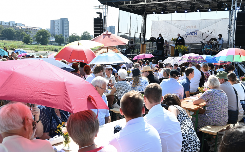 Die erstmals an der Elbe gegenüber des Diakonissenhaus abgehaltene Veranstaltung war ein großes Fest für die Täuflinge, ihre Familien und alle Besucherinnen und Besucher. © Steffen Giersch