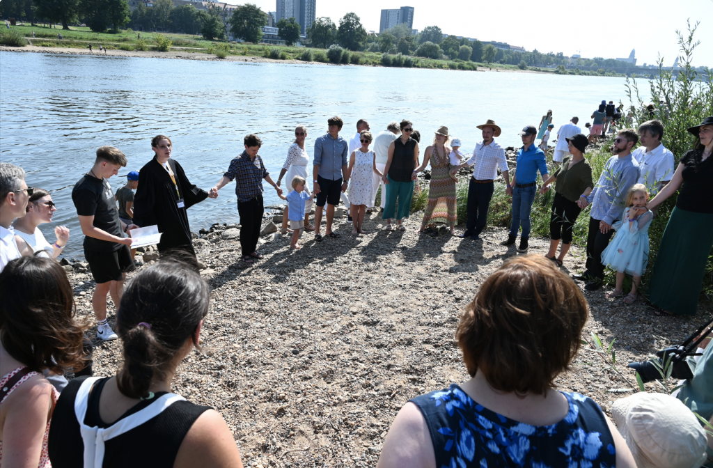 Die erstmals an der Elbe gegenüber des Diakonissenhaus abgehaltene Veranstaltung war ein großes Fest für die Täuflinge, ihre Familien und alle Besucherinnen und Besucher. © Steffen Giersch