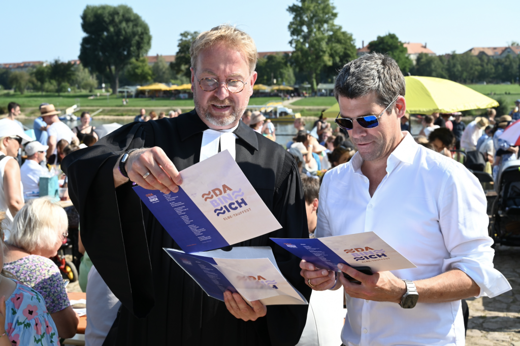 Mehrere Dresdner Pfarrerinnen und Pfarrer übernahmen die Taufen. © Steffen Giersch