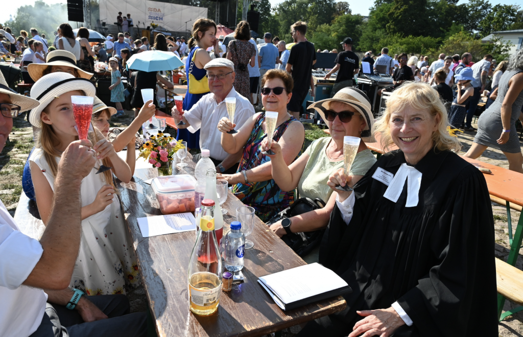 Zahlreiche Menschen sind zum großen Tauffest gekommen und haben Ihre Täuflinge gefeiert. © Steffen Giersch