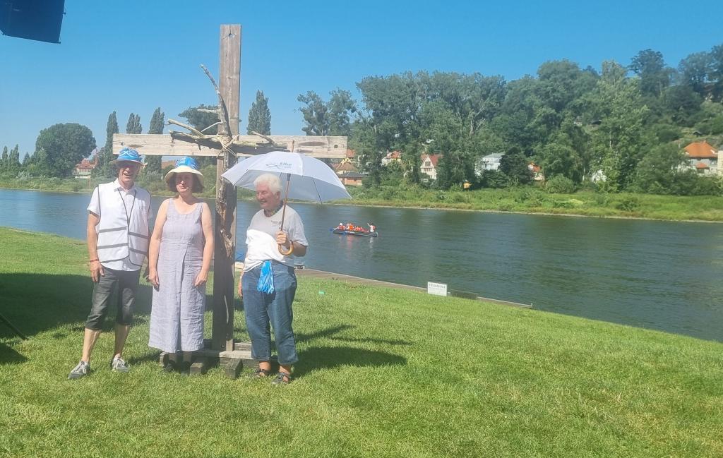 Die Verasntalter des Kirchenbezirks: Andreas Steffens (l.), Sup. Brigitte Lammert (m.) und Künstlerin Erika Tipke (r.) vor dem von ihr übergebenen Elbekirchenkreuz. © Karola Richter 