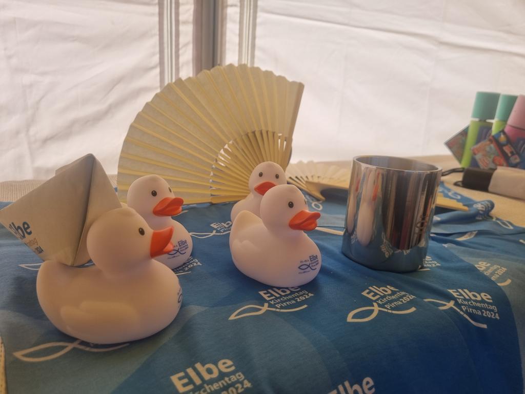 Das quietschige Maskottchen Elbfriede - die Ente mit Herz - gibt's am Infostand zu erwerben 