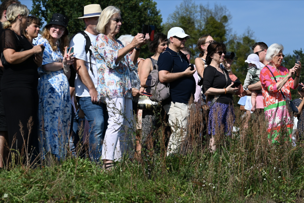 Die erstmals an der Elbe gegenüber des Diakonissenhaus abgehaltene Veranstaltung war ein großes Fest für die Täuflinge, ihre Familien und alle Besucherinnen und Besucher. © Steffen Giersch