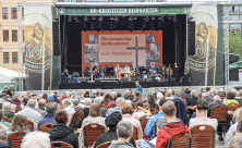 Der Leipziger Marktplatz am Sonntag: Beim Stadtfest-Gottesdienst ging es um Liebe und die diesjährige Jahreslosung »Alle eure Dinge lasst in Liebe geschehen«. In Statements kamen verschiedene Menschen zu Wort. © Sebastian Keller