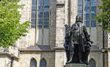 Statue von Johann Sebastian Bach an der Leipziger Thomaskirche