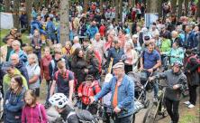 Über 2000 Menschen kamen zum Wald-Gottesdienst der Landeskirchlichen Gemeinschaft (LKG) am Pfingstmontag nach Stützengrün. © Eberhard Mädler