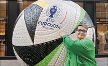 Am Ball für andere Menschen: Katharina ­Dirbas-Wolf hilft zur Fußball-Europameisterschaft in Leipzig als Freiwillige Helferin.