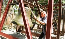 Gerd Schlesinger läutet eine der Glocken auf seinem Hof in Tellerhäuser. Seit kurzem gibt es hier ein Glockenmuseum. Foto: Irmela Hennig