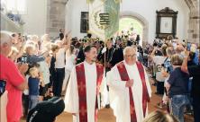 Pfarrer Frank Meinel (r.) und Pfarrer Philipp Oberschelp (l.) beim Einzug in die St.-Wolfgangs- Kirche. Rund 500 Trachtenträger der sommerlichen Bergparade folgten den beiden in den Bergmannsdom. © Anna Neef