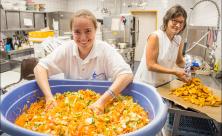 240 Gäste wollen auch verpflegt sein: Cora Krumpfer und Heike Schönherr (v. l.) zählen zum Team in der Küche. Für die Versorgung sind sowohl hauptamtlich Angestellte als auch ehrenamtlich Tätige zuständig. © Jan Görner