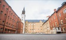 Im Hof des früheren Frauengefängnisses in Stollberg-Hoheneck soll im August ein Freiluft-Gottesdienst mit Peter Hahne stattfinden. Dagegen gibt es Kritik. © Georg Ullrich Dostmann