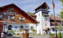 Weiß-blaues Idyll: Das Restaurant »Bavarian Inn« in bayerischem Flair in Frankenmuth in der Nähe von Detroit in den USA. Hier kann man essen und trinken wie im Hofbräuhaus. © epd-bild/Mirjam Rüscher