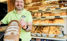 Bäckermeister Johannes Petzold mit einem Mischbrot der Bäckerei Tauscher in Thalheim: Mit je 50 Cent wird ein besonderes Kindergartenprojekt unterstützt. © Anna Neef