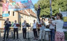 Zu den Klängen des Posaunenchors entfaltete Ingolf Miersch am Montag das große Banner auf dem Anger in Radebeul-Kötzschenbroda. © Birgit Andert